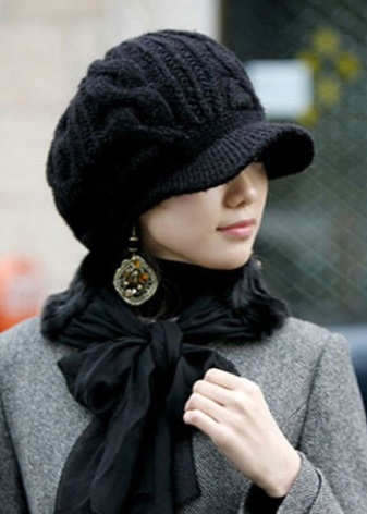 Жіночі кепки (133 фото): модні шапки з фетру та шкіри, з маленьким козирком, гаврош, теплі шуби і з мутона, жокейка