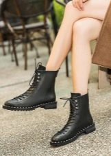 Жіночі напівчобітки (76 фото): з чим носити білі, червоні і інших кольорів, гумові і шкіряні, спортивні моделі без каблука і інші?