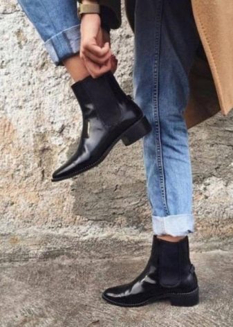 Жіночі напівчобітки (76 фото): з чим носити білі, червоні і інших кольорів, гумові і шкіряні, спортивні моделі без каблука і інші?