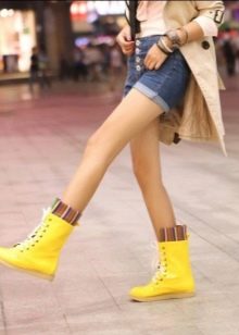 Жіночі напівчобітки (76 фото): з чим носити білі, червоні і інших кольорів, гумові і шкіряні, спортивні моделі без каблука і інші?