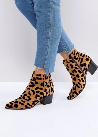 Жіночі напівчобітки (76 фото): з чим носити білі, червоні і інших кольорів, гумові і шкіряні, спортивні моделі без каблука і інші?