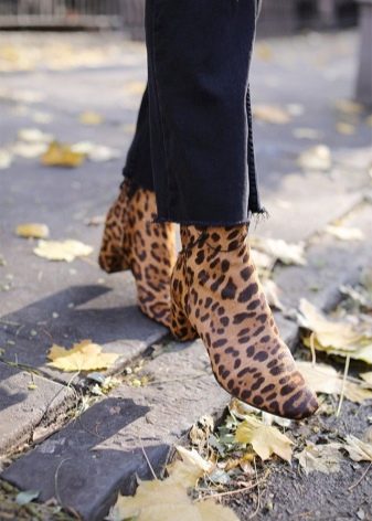 Жіночі напівчобітки (76 фото): з чим носити білі, червоні і інших кольорів, гумові і шкіряні, спортивні моделі без каблука і інші?