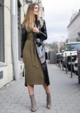 Жіночі напівчобітки (76 фото): з чим носити білі, червоні і інших кольорів, гумові і шкіряні, спортивні моделі без каблука і інші?