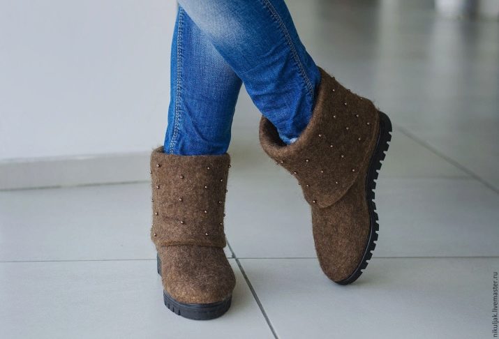 Жіночі напівчобітки (76 фото): з чим носити білі, червоні і інших кольорів, гумові і шкіряні, спортивні моделі без каблука і інші?
