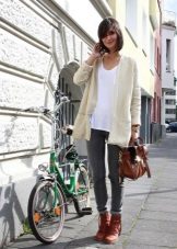 Жіночі осінні черевики (94 фото): модні шкіряні моделі 2020 без каблука, на платформі і на тракторній підошві, чорні лакові