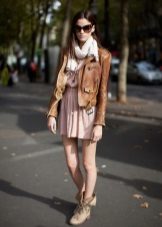 Жіночі осінні черевики (94 фото): модні шкіряні моделі 2020 без каблука, на платформі і на тракторній підошві, чорні лакові