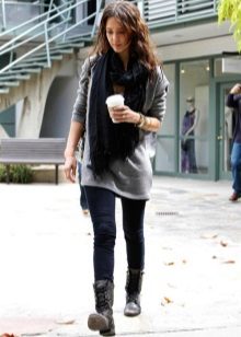 Жіночі осінні черевики (94 фото): модні шкіряні моделі 2020 без каблука, на платформі і на тракторній підошві, чорні лакові