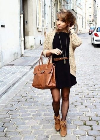 Жіночі осінні черевики (94 фото): модні шкіряні моделі 2020 без каблука, на платформі і на тракторній підошві, чорні лакові