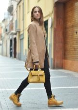 Жіночі осінні черевики (94 фото): модні шкіряні моделі 2020 без каблука, на платформі і на тракторній підошві, чорні лакові