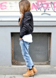 Жіночі осінні черевики (94 фото): модні шкіряні моделі 2020 без каблука, на платформі і на тракторній підошві, чорні лакові