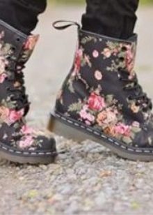 Жіночі осінні черевики (94 фото): модні шкіряні моделі 2020 без каблука, на платформі і на тракторній підошві, чорні лакові