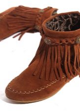 Жіночі осінні черевики (94 фото): модні шкіряні моделі 2020 без каблука, на платформі і на тракторній підошві, чорні лакові