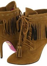 Жіночі осінні черевики (94 фото): модні шкіряні моделі 2020 без каблука, на платформі і на тракторній підошві, чорні лакові