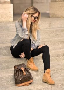 Жіночі осінні черевики (94 фото): модні шкіряні моделі 2020 без каблука, на платформі і на тракторній підошві, чорні лакові