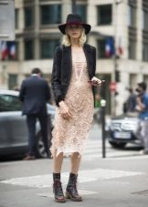 Жіночі осінні черевики (94 фото): модні шкіряні моделі 2020 без каблука, на платформі і на тракторній підошві, чорні лакові