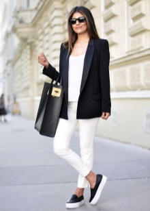 Жіночі осінні туфлі (66 фото): на низькому каблуці на осінь, модні моделі на товстій підошві без каблука 2020, з чим їх носити