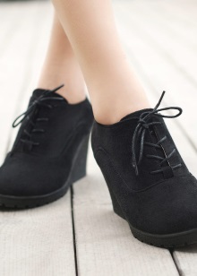 Жіночі осінні туфлі (66 фото): на низькому каблуці на осінь, модні моделі на товстій підошві без каблука 2020, з чим їх носити