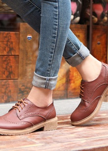 Жіночі осінні туфлі (66 фото): на низькому каблуці на осінь, модні моделі на товстій підошві без каблука 2020, з чим їх носити