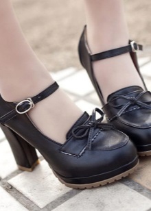 Жіночі осінні туфлі (66 фото): на низькому каблуці на осінь, модні моделі на товстій підошві без каблука 2020, з чим їх носити