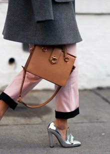 Жіночі осінні туфлі (66 фото): на низькому каблуці на осінь, модні моделі на товстій підошві без каблука 2020, з чим їх носити