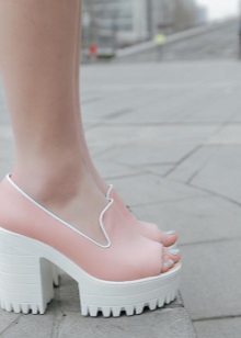 Жіночі осінні туфлі (66 фото): на низькому каблуці на осінь, модні моделі на товстій підошві без каблука 2020, з чим їх носити