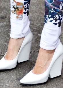 Жіночі осінні туфлі (66 фото): на низькому каблуці на осінь, модні моделі на товстій підошві без каблука 2020, з чим їх носити