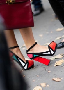 Жіночі осінні туфлі (66 фото): на низькому каблуці на осінь, модні моделі на товстій підошві без каблука 2020, з чим їх носити