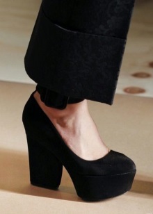 Жіночі осінні туфлі (66 фото): на низькому каблуці на осінь, модні моделі на товстій підошві без каблука 2020, з чим їх носити