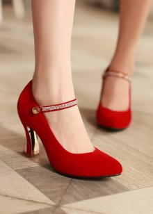 Жіночі осінні туфлі (66 фото): на низькому каблуці на осінь, модні моделі на товстій підошві без каблука 2020, з чим їх носити