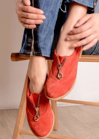 Жіночі осінні туфлі (66 фото): на низькому каблуці на осінь, модні моделі на товстій підошві без каблука 2020, з чим їх носити