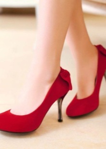 Жіночі осінні туфлі (66 фото): на низькому каблуці на осінь, модні моделі на товстій підошві без каблука 2020, з чим їх носити