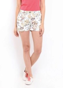 Жіночі шорти 2020 (183 фото): модні довгі і короткі для фітнесу, трикотажні і вовняні, червоні, чорні та білі