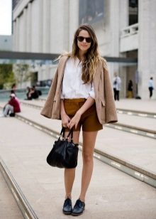 Жіночі шорти 2020 (183 фото): модні довгі і короткі для фітнесу, трикотажні і вовняні, червоні, чорні та білі