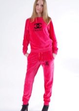 жіночі Велюрові спортивні костюми (95 фото): костюми великих розмірів з велюру, брендові та зі стразами, в чорному кольорі