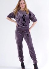 жіночі Велюрові спортивні костюми (95 фото): костюми великих розмірів з велюру, брендові та зі стразами, в чорному кольорі