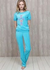 жіночі Велюрові спортивні костюми (95 фото): костюми великих розмірів з велюру, брендові та зі стразами, в чорному кольорі