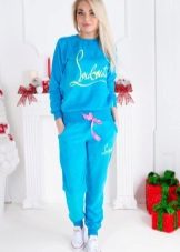 жіночі Велюрові спортивні костюми (95 фото): костюми великих розмірів з велюру, брендові та зі стразами, в чорному кольорі