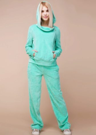 жіночі Велюрові спортивні костюми (95 фото): костюми великих розмірів з велюру, брендові та зі стразами, в чорному кольорі