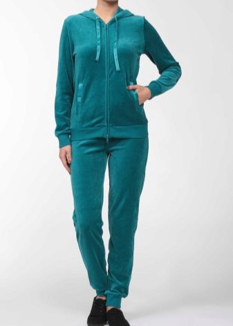 жіночі Велюрові спортивні костюми (95 фото): костюми великих розмірів з велюру, брендові та зі стразами, в чорному кольорі