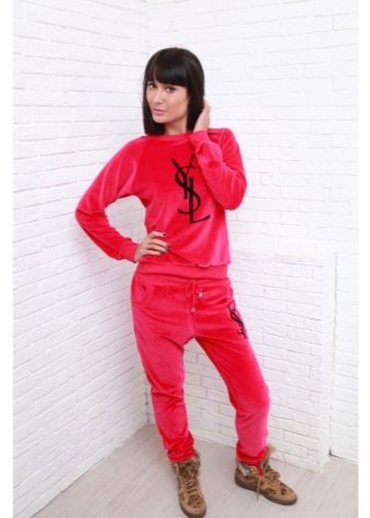 жіночі Велюрові спортивні костюми (95 фото): костюми великих розмірів з велюру, брендові та зі стразами, в чорному кольорі