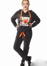 жіночі Велюрові спортивні костюми (95 фото): костюми великих розмірів з велюру, брендові та зі стразами, в чорному кольорі