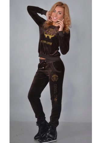 жіночі Велюрові спортивні костюми (95 фото): костюми великих розмірів з велюру, брендові та зі стразами, в чорному кольорі