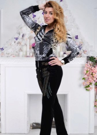 жіночі Велюрові спортивні костюми (95 фото): костюми великих розмірів з велюру, брендові та зі стразами, в чорному кольорі