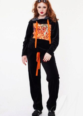 жіночі Велюрові спортивні костюми (95 фото): костюми великих розмірів з велюру, брендові та зі стразами, в чорному кольорі