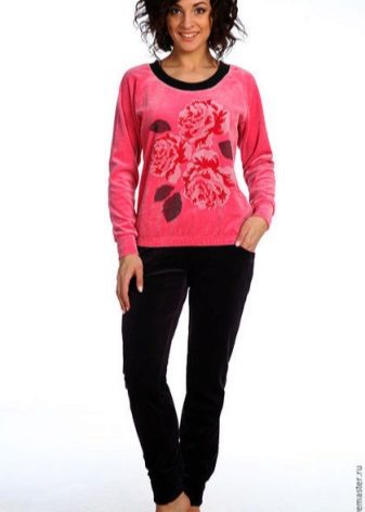 жіночі Велюрові спортивні костюми (95 фото): костюми великих розмірів з велюру, брендові та зі стразами, в чорному кольорі