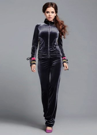 жіночі Велюрові спортивні костюми (95 фото): костюми великих розмірів з велюру, брендові та зі стразами, в чорному кольорі