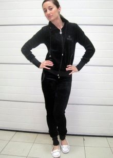 жіночі Велюрові спортивні костюми (95 фото): костюми великих розмірів з велюру, брендові та зі стразами, в чорному кольорі