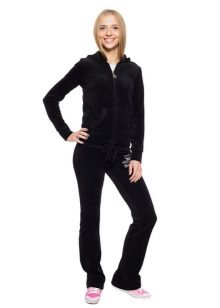 жіночі Велюрові спортивні костюми (95 фото): костюми великих розмірів з велюру, брендові та зі стразами, в чорному кольорі