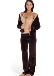 жіночі Велюрові спортивні костюми (95 фото): костюми великих розмірів з велюру, брендові та зі стразами, в чорному кольорі