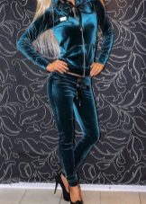 жіночі Велюрові спортивні костюми (95 фото): костюми великих розмірів з велюру, брендові та зі стразами, в чорному кольорі